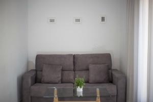 A seating area at Domus Apartamentos Granada con parking gratuito en pleno centro