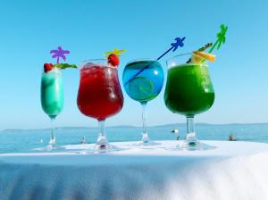 a table topped with a bunch of different colored glasses at Hôtel Cavalière Surplage in Le Lavandou