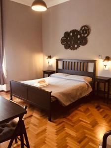 - une chambre avec un grand lit et une table dans l'établissement Stazione22 B&B, à Pise