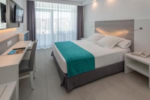A bed or beds in a room at Hotel Olympus Palace