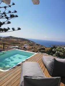 uma villa com piscina e oceano em Agyra House em Praia Super Paradise