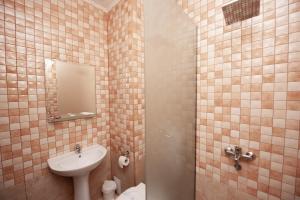 ママイア・ノルドにあるCittadini Residenceのバスルーム(トイレ、洗面台、シャワー付)