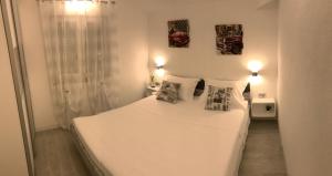 En eller flere senge i et værelse på Hvar Apartments Felix