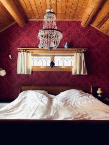 a bedroom with a bed and a chandelier at Lillstugan in Sälen