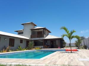 ブジオスにあるCasa Paradiso Temporada em Búziosのヴィラ(家の前にスイミングプール付)
