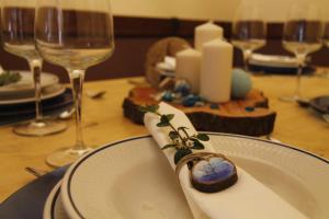 una mesa con un plato blanco con una vela y gafas en Areeta Etxea, en Espejo