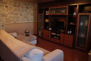 sala de estar con 2 sofás y TV en Areeta Etxea, en Espejo