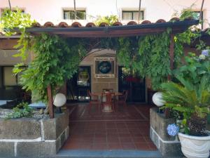 patio con tavolo e alcune piante di Residencial Montanhês a Vila Real
