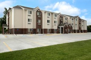 um grande edifício de apartamentos com estacionamento em Microtel Inn & Suites - Kearney em Kearney