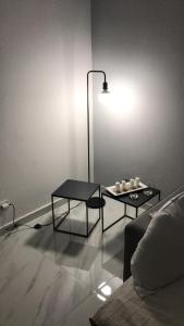 un salon avec une table et une lampe dans l'établissement Casa Bianca, à Herceg-Novi