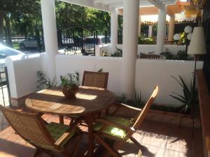 patio con tavolo e sedie sotto il portico di Adosado Karivu Patera a La Antilla