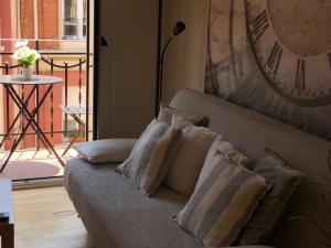 A seating area at Apartamentos Logroño centro, TIC TAC, wifi