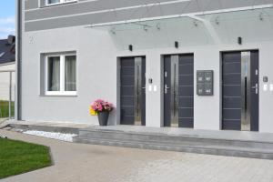 Exteriér alebo vchod do ubytovania APARTAMENTY "LA VILLA" SUPERIOR II z dwoma sypialniami, balkonem, parkingiem, blisko centrum