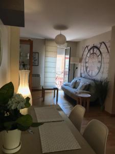 A bed or beds in a room at Apartamentos Logroño centro, TIC TAC, wifi
