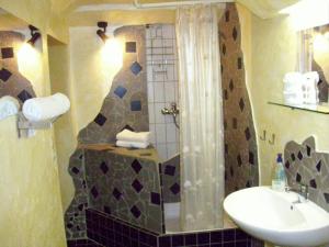 a bathroom with a shower and a sink at Fritzis Art Hotel in Filderstadt