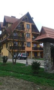 a large building with a car parked in front of it at Pokoje u Pitera in Sromowce Wyżne