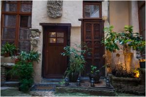 una casa con una puerta de madera y algunas plantas en Holiday Homes Goddaard, en Amberes
