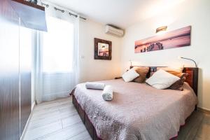 Letto o letti in una camera di T2 classé 4 étoiles avec jardin, piscine, vue mer à Saint-Gilles-les-Bains