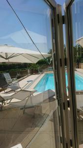 The swimming pool at or close to Le Lierre B&B