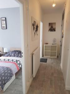 um quarto com uma cama e um corredor em Le cosy d’Amboise em Amboise