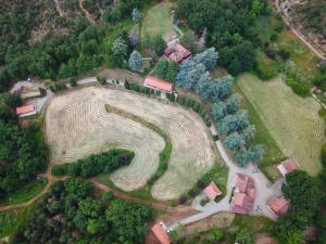 een luchtzicht op een boerderij met huizen en bomen bij Le Murazze Holiday Houses in Ponzone