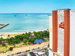 - une vue sur la plage depuis un bâtiment dans l'établissement Seara Praia Hotel, à Fortaleza
