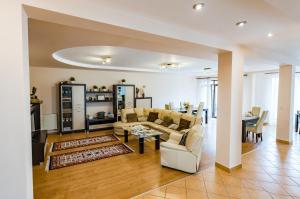 una sala de estar con un sofá y una mesa en Flora Luxury House, en Sighişoara
