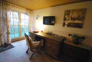 a home office with a desk and a window at Ferienwohnung -Am Kanal- in Nordgeorgsfehn