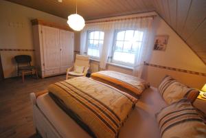 1 dormitorio con 1 cama y 1 sofá en una habitación en Ferienwohnung -Am Kanal-, en Nordgeorgsfehn