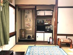 - un salon avec une fenêtre et un tapis dans l'établissement ファミリー向け民泊 かつら 二条城近くの和風座敷, à Kyoto