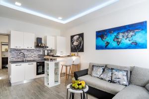 a living room with a couch and a kitchen at Apartment Del Mar in Podstrana