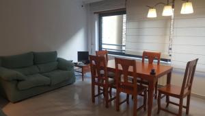 sala de estar con mesa, sillas y sofá en Valls Rent, en Andorra la Vella
