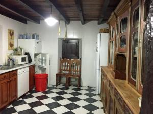 uma cozinha com piso em xadrez preto e branco em La Casona de los Nonos em San Martín