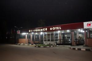 un hotel de conveniencia por la noche con sus luces encendidas en Conference Hotel & Suites Ijebu, en Ijebu Ode