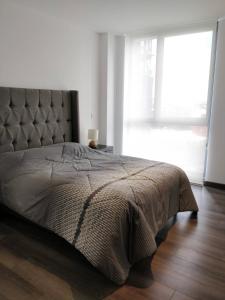 ein Schlafzimmer mit einem großen Bett und einem großen Fenster in der Unterkunft Luxurious beautifully appointed 1BR Apt in Polanco in Mexiko-Stadt