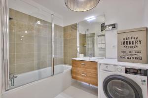 y baño con lavadora y bañera. en Bedland, en Bailly-Romainvilliers 43 fotos más