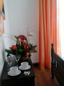 einen Tisch mit einer Vase Obst darüber in der Unterkunft Pokoje u Pitera in Sromowce Wyżne