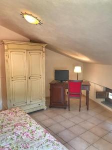 a bedroom with a desk with a computer and a red chair at Casa Santicelli Maratea ' I CARPINI ' in Maratea