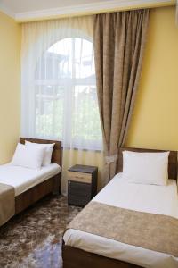 Postel nebo postele na pokoji v ubytování Red Hotel Yerevan Center