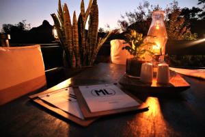 un livre sur une table avec une lumière sur celui-ci dans l'établissement Mantenga Lodge, à Ezulwini