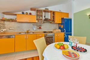 Кухня или мини-кухня в Villa Giardina Apartments
