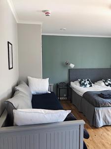 Duas camas num quarto com paredes azuis em Lindens Bed&Breakfast em Mellerud
