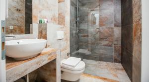 uma casa de banho com um lavatório, um WC e um chuveiro em Boutique Room Kaliopi em Hvar
