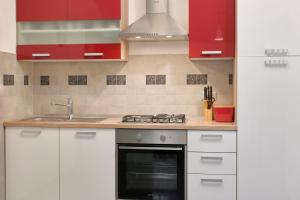 Кухня или мини-кухня в Villa Giardina Apartments
