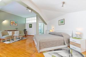 sypialnia z łóżkiem, biurkiem i krzesłami w obiekcie Villa Giardina Apartments w mieście Vinkuran