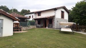a house with a yard in front of it at Vivienda Vacacional Del Busto - Ribadesella in Ribadesella