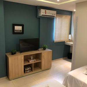 TV a/nebo společenská místnost v ubytování Angra Praia Hotel