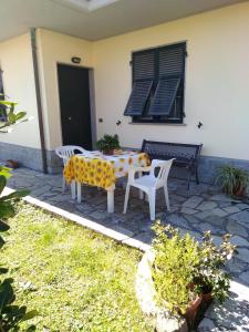 un patio con tavolo, sedie e finestra di CasaBruna ad Albiano