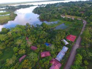 una vista aérea de un río con casas y árboles en Hotel de Campo Caño Negro, en Caño Negro