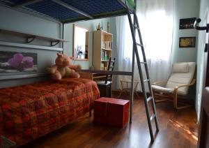 una camera con letto e tavolo con orsacchiotto di La Casetta a Campogalliano